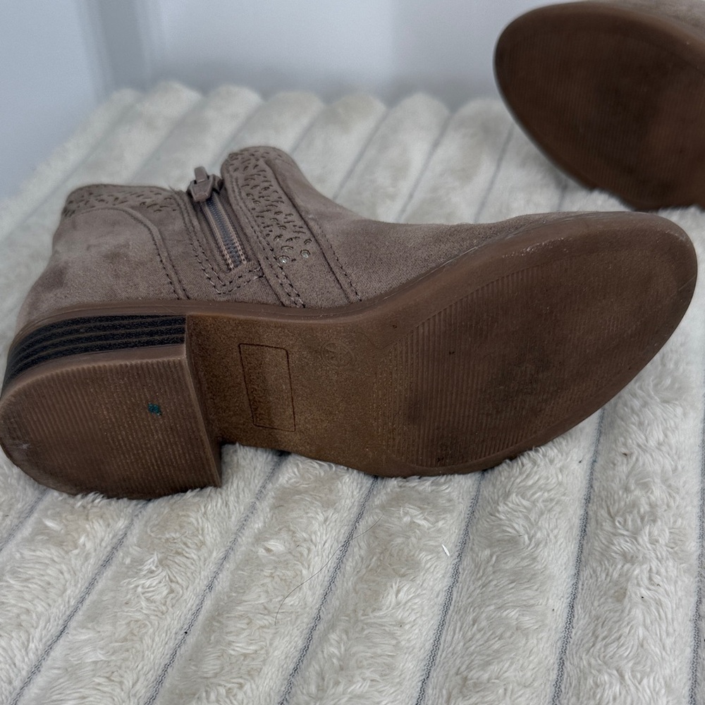 SO Taupe Suede Bow Ankle Boots - girls size 13 - Picture 9 of 11